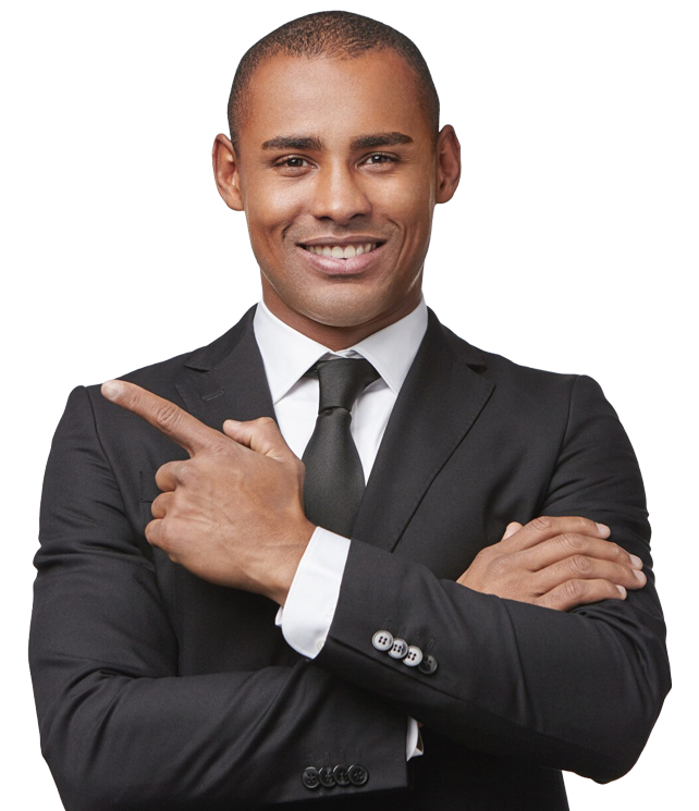 Homem branco sorrindo e apontando para direção do usuário